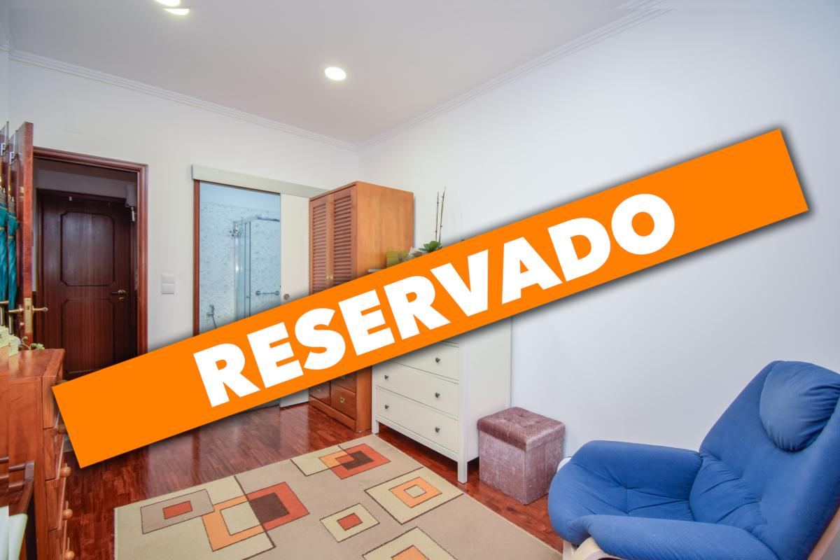 3 bedroom apartment in Benfica near Avª de Uruguai, with parking and balcony, in a building with 2 elevators